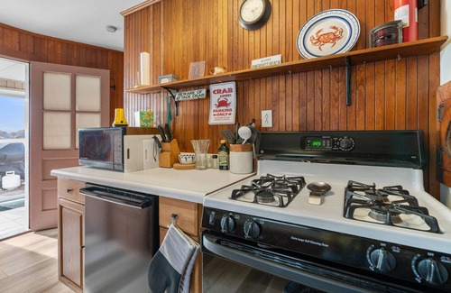 Wareham Center House | Beach Pass-Charming Waterfront Cottage in Wareham
