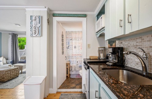 Dennis Port Condo | Beach Retreat II with pool, patio, walk to beach