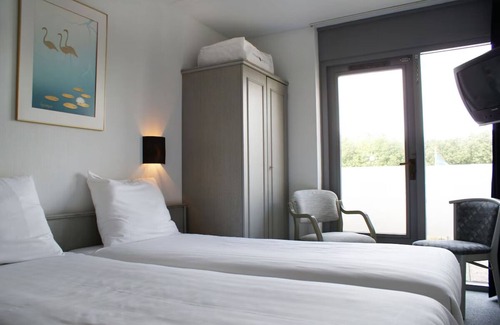 Nieuwvliet Hotel | Beach Retreat in Comfortable Room Close to Strand Cadzand-Bad | Free Parking