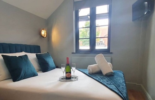 Canford Cliffs Apartment | Beach Retreat · Lovely 1-Bedroom GF flat in Canford Cliffs