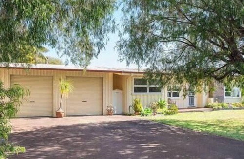 Busselton House | Beach Retreat on Kent- Bikes, Large Backyard, Gas BBQ