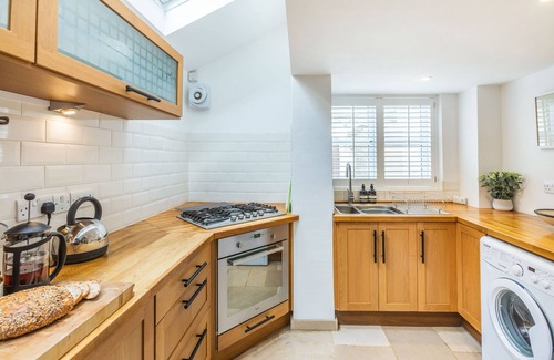 Instow Cottage | BEACH RETREAT, pet friendly, with open fire in Instow