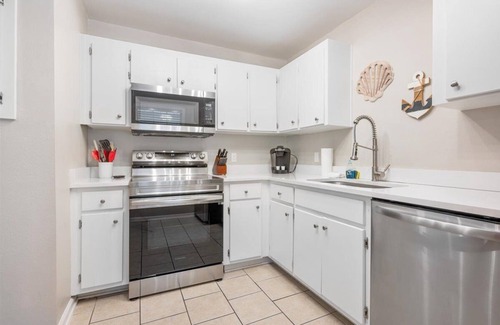 Saint Simons Heights Condo | Beach Square – optional BIKES – Walk 2 Redfern Village, shops, and restaurants!.