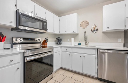Saint Simons Heights Condo | Beach Square – optional BIKES – Walk 2 Redfern Village, shops, and restaurants!.
