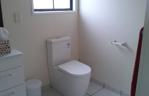 One Tree Point Apartment | Beach Studio with King size bed, a bathroom and kitchen, off street parking