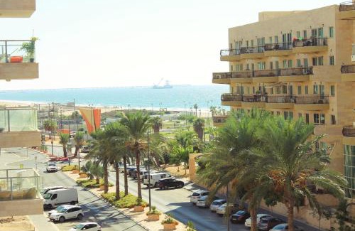 Ashkelon Apartment | Beach Suite Israel- Private Jacuzzi Sea View Balcony, Off-Site Spa ביץ סוייט ישראל- ג'קוזי פרטי עם נוף ים, אפשרות לספא מוזל