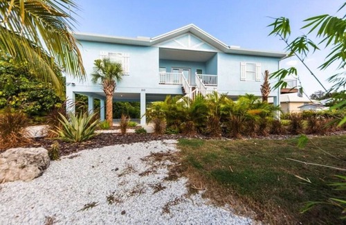 Laurel House | Beach time! Walk to the beach!