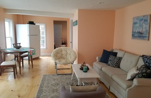 Onset House | Beach Vibes & Fun Colors in the Seashell Suite