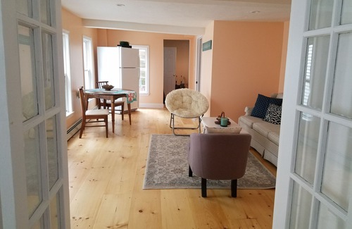 Onset House | Beach Vibes & Fun Colors in the Seashell Suite