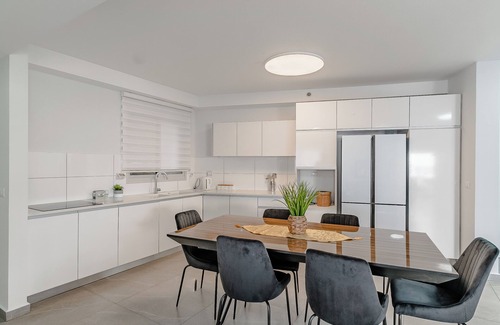 Ashkelon House | Beach vicinity, shopping G-level, parking. Near playground. Shabbat elevator