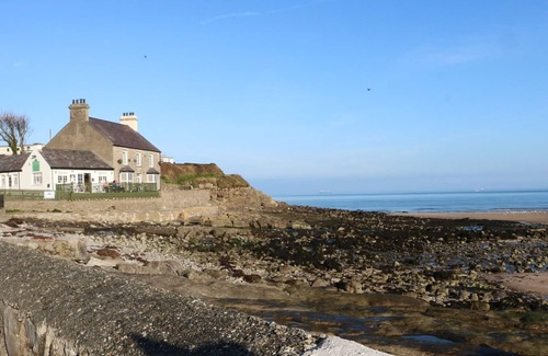 Tyn-y-Gongl Apartment | BEACH VIEW, pet friendly, country holiday cottage in Benllech