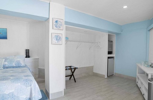 Long Beach Estates Bed & Breakfast | Beach View Room bed and breakfast Front Beach