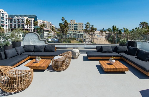 Downtown Apartment | Beach View Suite, within steps to the beach!