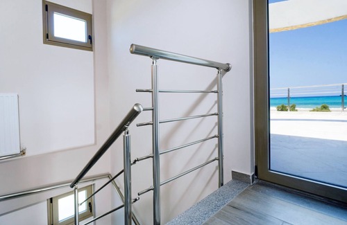 Kamisiana Villa | Beach Villa I with 4 bedrooms and a private pool next to the beach