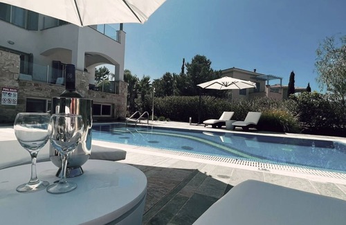 Neo Chorio Villa | Beach Villa Private Pool A/C Wifi Tennis Court Sea Views Near Latchi