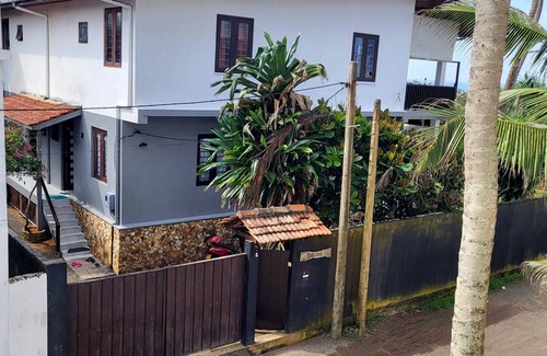 Hikkaduwa Villa | Beach Villa Yin near Hikkaduwa, with Pool and Cook - Semi-detached House