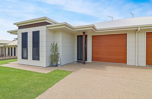 Emu Park House | BEACH WALK ON HILL