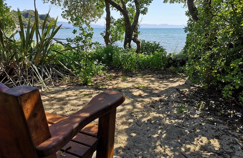 Tata Beach House | Beachaven FRONT Cottage, Ligar Bay - Free Kayaks and unlimited WiFi.