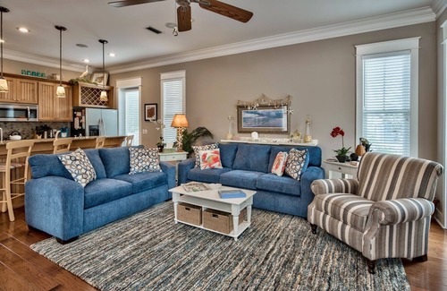 Sunnyside House | 'BeachCastle' 2 Min Walk to Vast White Beaches or Heated Pool/Tennis/Pickleball