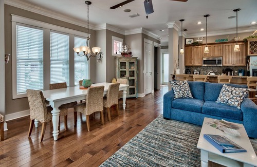 Sunnyside House | 'BeachCastle' 2 Min Walk to Vast White Beaches or Heated Pool/Tennis/Pickleball