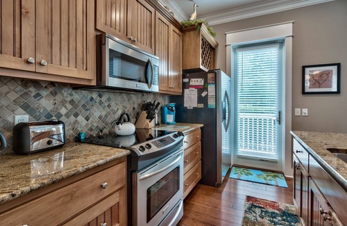 Sunnyside House | 'BeachCastle' 2 Min Walk to Vast White Beaches or Heated Pool/Tennis/Pickleball