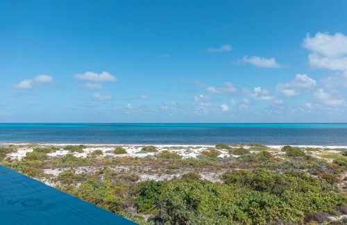 Cockburn Town Apartment | Beachcomber Studio @ The Lookout - Beachfront w/AC
