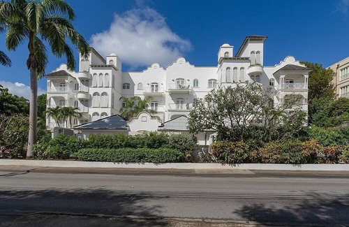 Old Trees Bay Apartment | Beachfront 3 bedroom apartment with exquisite panoramic views