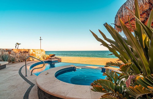 Buzzards House | Beachfront 3BD Villa with Private Pool