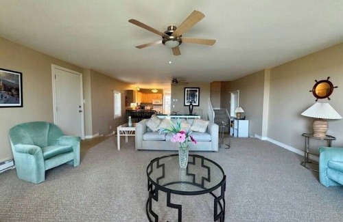 Lakeshore House | Beachfront 5BDRM Lakehouse
