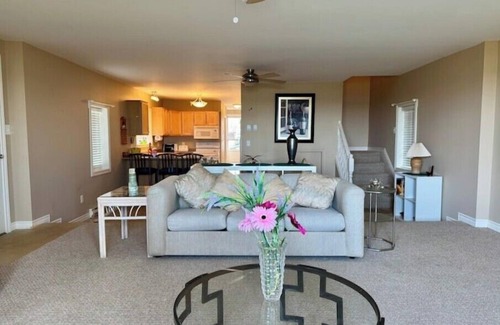 Lakeshore House | Beachfront 5BDRM Lakehouse