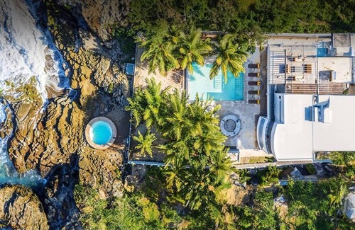 La Esplanada Villa | Beachfront 7BD villa with Spectacular Sea Views