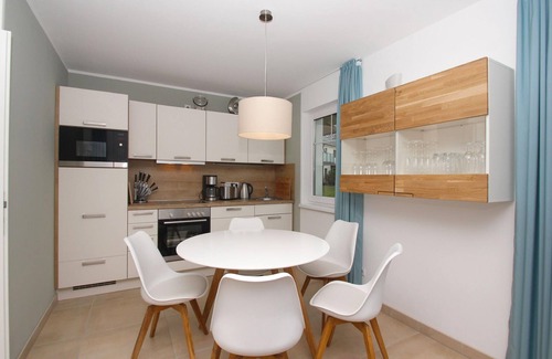 Lobbe Apartment | Beachfront apartment with terrace, use of swimming pool and sauna - Rex Rugia apartment 13-3