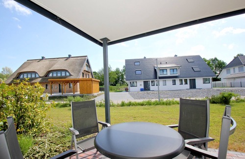 Lobbe Apartment | Beachfront apartment with terrace, use of swimming pool and sauna - Rex Rugia apartment 14-3