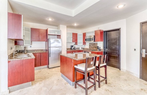 Downtown Apartment | Beachfront apartment with ocean views, pools, gym, partial AC & strong WiFi