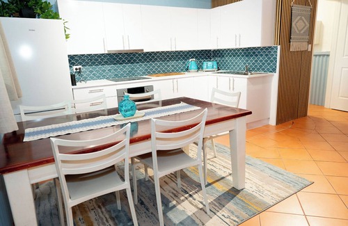 Quinns Rocks Apartment | Beachfront apartment with pool, 2 minutes walk to Indian Ocean. Sleeps 7.