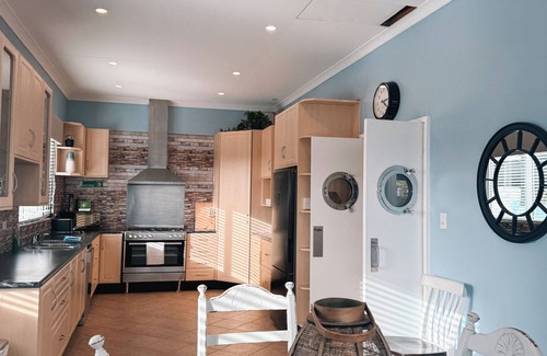 Quinns Rocks Apartment | Beachfront apartment with pool & ocean views, 2 mins walk to Beach. Sleeps 7.