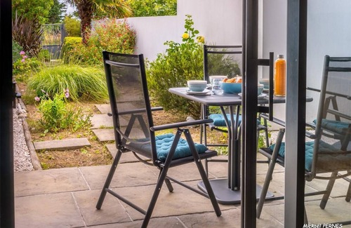 Kerroch Apartment | Beachfront apartment (100m) with small garden