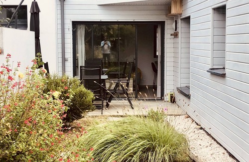 Kerroch Apartment | Beachfront apartment (100m) with small garden