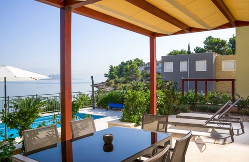 Slatine Apartment | Beachfront Apartment Lemonade with Pool III