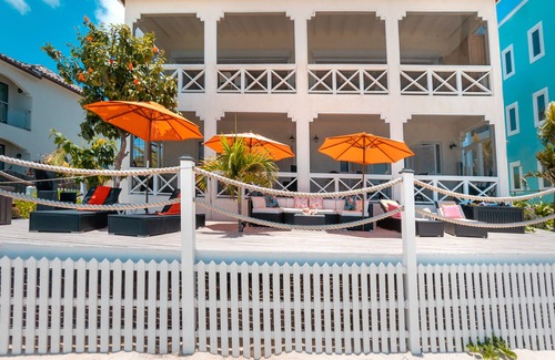Cockburn Town Apartment | BEACHFRONT APT SOUTH SUITE
