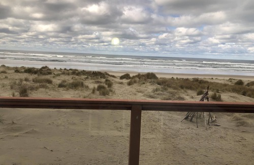 Bayshore House | BEACHFRONT, AWESOME VIEWS & EASY BEACH ACCESS. 5 bedrooms, 4 baths. 2 Kitchens.