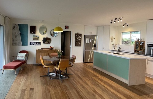 Patons Rock House | Beachfront Bach, moments to ocean, breathtaking views, family friendly, Wi-Fi