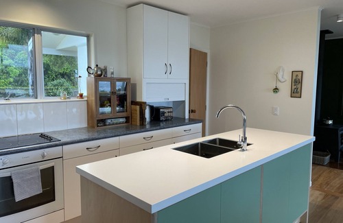 Patons Rock House | Beachfront Bach, moments to ocean, breathtaking views, family friendly, Wi-Fi