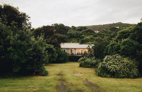 Piha House | Beachfront bach Piha
