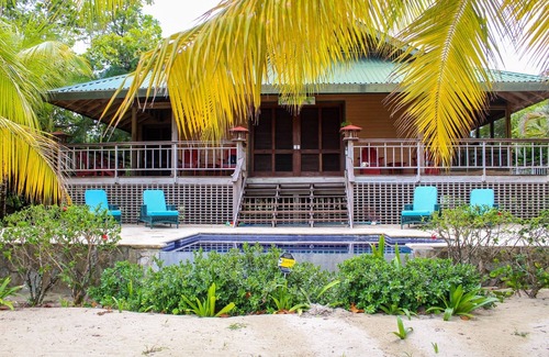 Palmetto Bay House | Beachfront | Beachside Private Pool | Immaculately Kept | Private Dive Resort