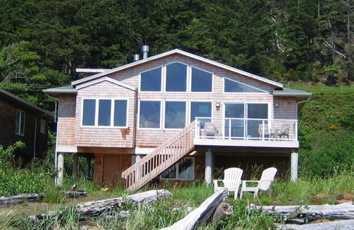 Happy Camp Hideaway House | Beachfront! Beautiful home with amazing views!
