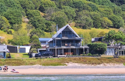 Opito Bay Cottage | Beachfront Beauty - Opito Bay Holiday Home