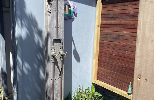 Piha House | Beachfront Bliss with Private Access to North Piha – Cozy Family Home & Sleepout
