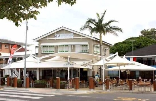 Wynnum House | Beachfront Bliss, Wynnum