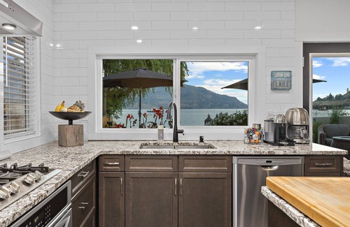 North End House | Beachfront Bungalow DT Kelowna